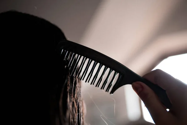 Ujęcie Dziewczyny Czesującej Włosy Grzebieniem — Zdjęcie stockowe
