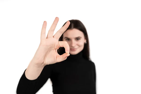 Okej Vacker Brunhårig Flicka Visar Ett Tecken Okey Med Fingrar — Stockfoto