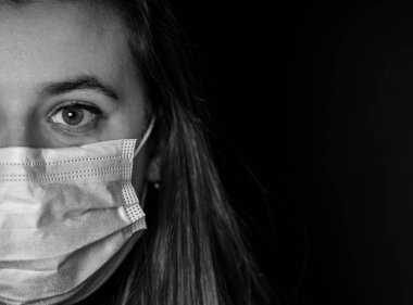 Virüse karşı tıbbi solunum maskesi takan bir kız. Cerrahi koruyucu maske. Coronavirus, Covid-19, Omicron 'un yayılmasını önlemek, özgeçmiş ve belgeler için kullanışlı