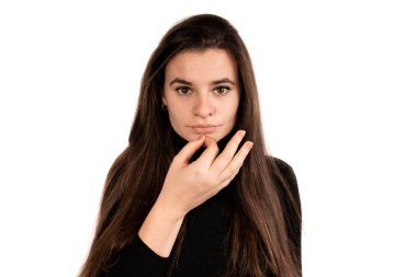 Üzgünüm, işaret dilinde jest, jestler, yüz ifadesi ve vücut dili kullanarak iletişim kurmanın görsel bir yoludur. İşaret dili daha çok işitme kaybı yaşayanlar tarafından kullanılır.