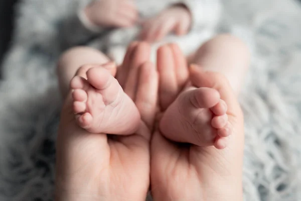 Mãe Segura Pés Bebê Recém Nascido Seus Braços Amor Primeira — Fotografia de Stock