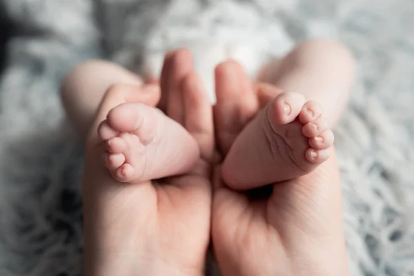 Madre Sostiene Los Pies Bebé Recién Nacido Sus Brazos Amor — Foto de Stock