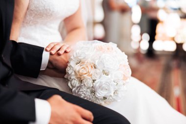 Eller, evlilik yüzüklü kadın ve erkeğin resmi, damat ve gelin büyük günde, aşk