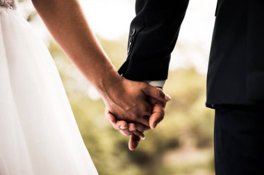 Gelin ve damat el ele tutuşur ve doğanın ortasında geleceğe bakar. Yeni evliler birlikte yürür. Düğün fotoğrafçılığı, ölüm bizi ayırana kadar.