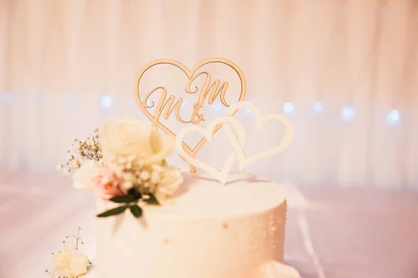 テーブルの上の美しいウェディングケーキ 結婚式の日 — ストック写真