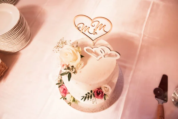 テーブルの上の美しいウェディングケーキ 結婚式の日 — ストック写真