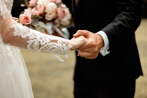 Eller Evlilik Yüzüklü Kadın Erkeğin Resmi Damat Gelin Büyük Günde — Stok fotoğraf