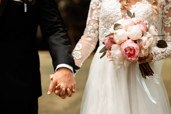 Eller Evlilik Yüzüklü Kadın Erkeğin Resmi Damat Gelin Büyük Günde — Stok fotoğraf