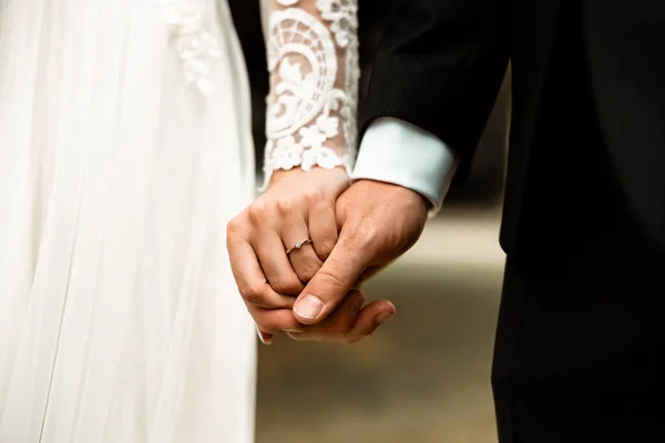 Eller, evlilik yüzüklü kadın ve erkeğin resmi, damat ve gelin büyük günde, aşk
