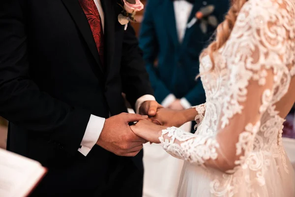 Mãos Imagem Homem Mulher Com Anel Casamento Noivo Noiva Durante — Fotografia de Stock