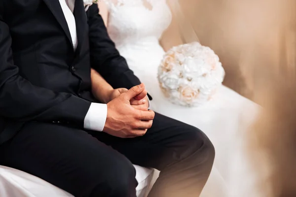 Eller Evlilik Yüzüklü Kadın Erkeğin Resmi Damat Gelin Büyük Günde — Stok fotoğraf