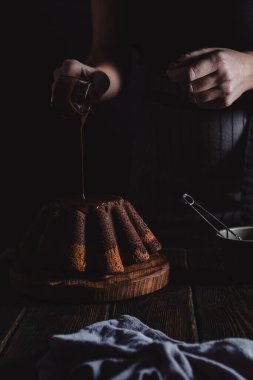 çikolatalı pasta pişirme süreci konfor ve atmosfer