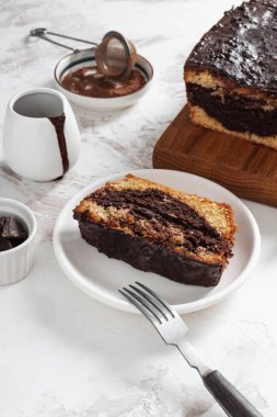 Bir parça çikolatalı pasta.