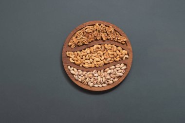 Metin için yeri olan bir arka planda farklı fındıklar sıraladı