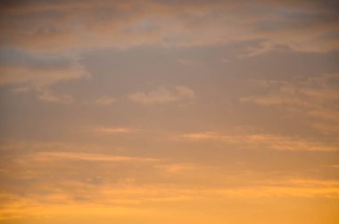 Bulutlu gökyüzü güzel günbatımı arkaplanı.