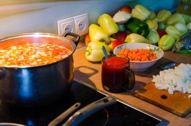 Mutfak gereçleri, yemek hazırlama, pişirme süreci, tencere ve tavalar