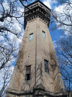 Eski su kulesi, yapraksız kış ağaçları, alt manzara.