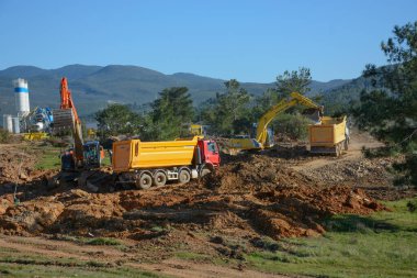 İKİ ExCAVATOR KONUŞTURMA ÇALIŞMA