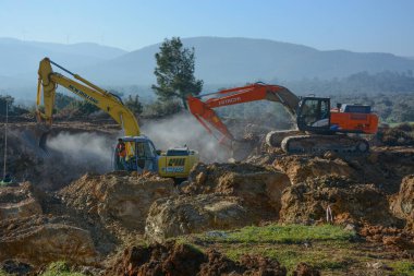 İKİ ExCAVATOR KONUŞTURMA ÇALIŞMA