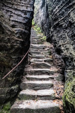 Czech kumtaşı kaya formatlarında yürüyüş ulusal park manzarası