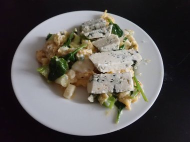 Mutfakta yumurtalı sebze salatası hazırlıyorum.