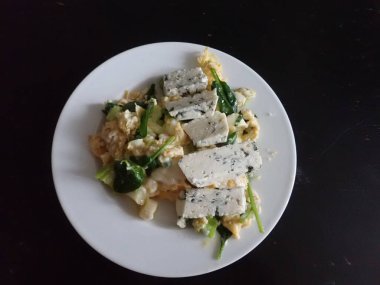 Mutfakta yumurtalı sebze salatası hazırlıyorum.