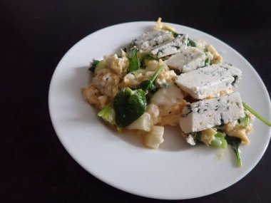 Mutfakta yumurtalı sebze salatası hazırlıyorum.