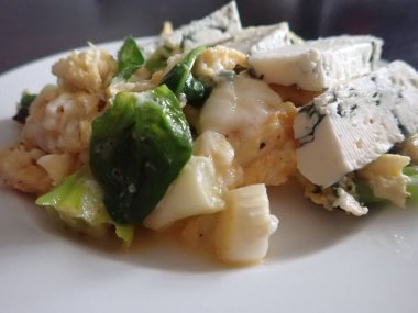 Mutfakta yumurtalı sebze salatası hazırlıyorum.