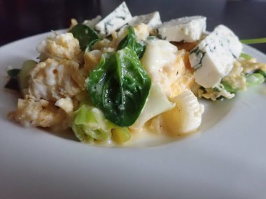 Mutfakta yumurtalı sebze salatası hazırlıyorum.