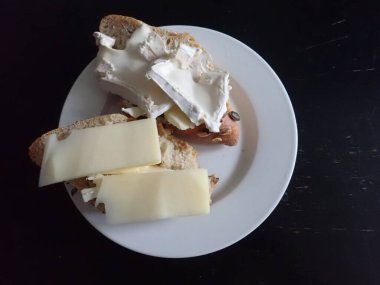 bir tabak ekmek ve peynir sunucusu