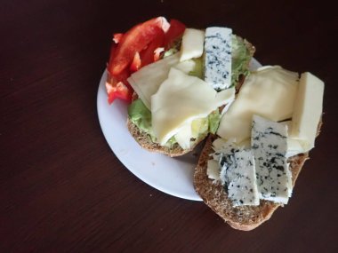 bir tabak ekmek ve peynir sunucusu