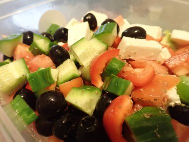 Mutfakta yumurtalı sebze salatası hazırlıyorum.