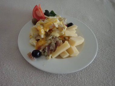 Mutfakta yumurtalı sebze salatası hazırlıyorum.