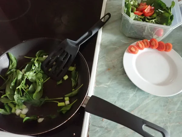 Bereiden Van Een Groentesalade Met Eieren Keuken — Stockfoto