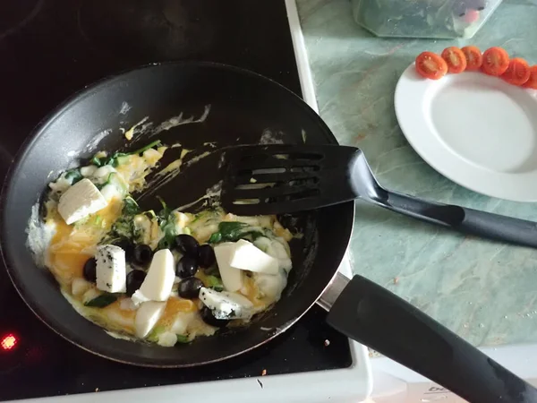 野菜サラダと卵をキッチンで作って — ストック写真