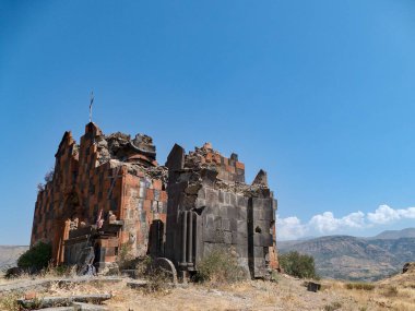 Tapınağın kalıntıları Ermenistan 'daki Chosrov bölgesinde katran içeriyor.