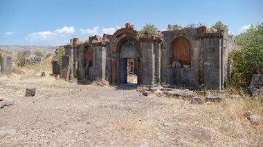 Tapınağın kalıntıları Ermenistan 'daki Chosrov bölgesinde katran içeriyor.