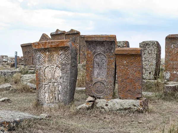 七つの湖によるアルメニアの有名なカチャカル墓地のノルタス — ストック写真