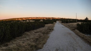 Avrupa 'nın kuzey sınırındaki Krkonose dağlarında romantik bir gün doğumu.