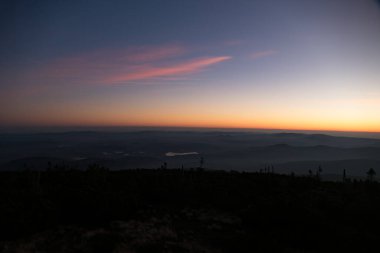 Avrupa 'nın kuzey sınırındaki Krkonose dağlarında romantik bir gün doğumu.
