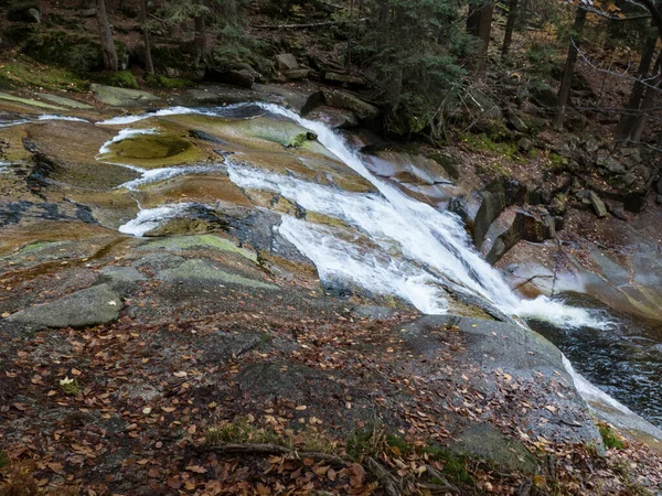 Petite Cascade Sur Une Momie Rivière Dans Les Montagnes Tchèques — Photo