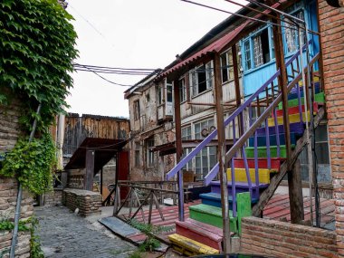 Gürcistan 'daki Tiflis merkezinde eski yıpranmış evler
