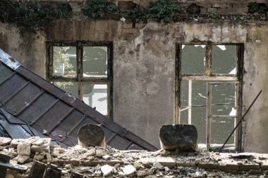 boş bir harabe terkedilmiş bir bina