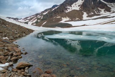 Baharda karla kaplı soğuk bir göl.