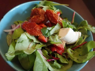 sağlıklı bir porsiyon taze sebze vitamin salatası.