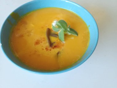 Bir porsiyon taze kabak çorbası.
