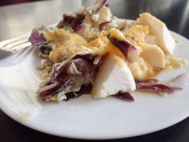 Yumurtalı porsiyon breas sandviçi.