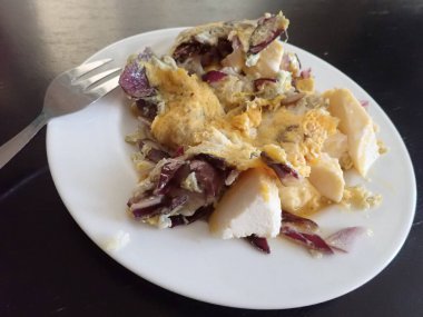 Yumurtalı porsiyon breas sandviçi.