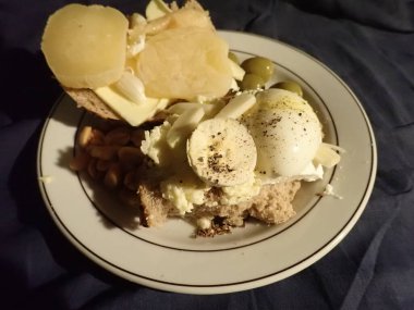 Yumurtalı porsiyon breas sandviçi.