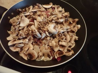 Ev yapımı mantarlı kızarmış soğan.